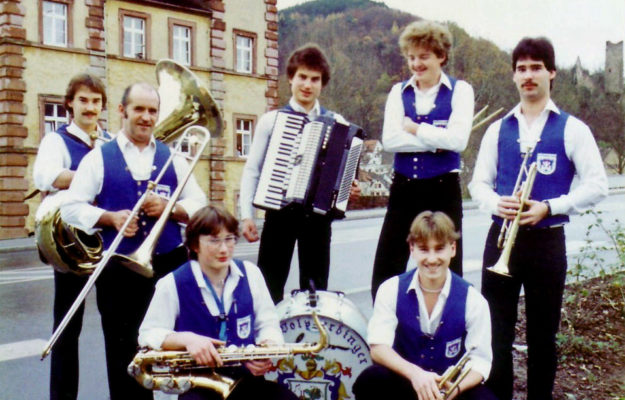 Die Stimmungskapelle "Die Wolperdinger" vor dem Huttenschloss in Gemünden 1982