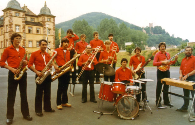 Die Big Band des VFV vor dem Huttenschloss in Gemünden 1982