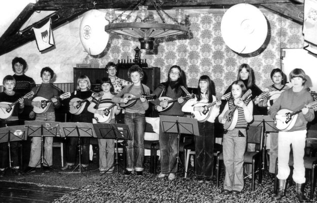 Das Mandolinenorchester des VFV 1980 in den Proberäumen im Huttenschloss