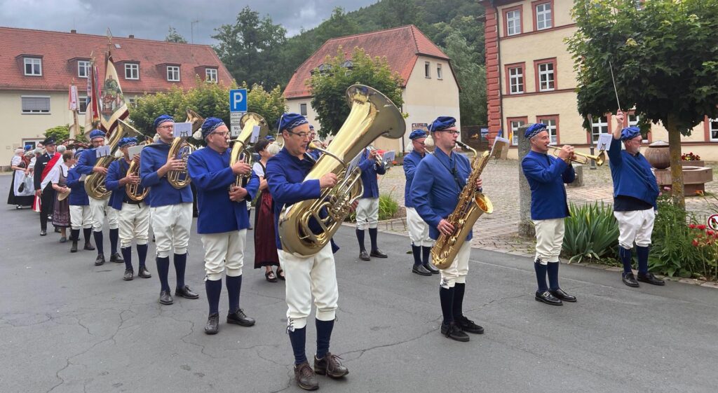 Die Fischertrachtenkapelle beim Festumzug zum Kirchweih- und Heimatfest in Gemünden a. Maim am 30.06.2024. Foto: Jasna Blaic