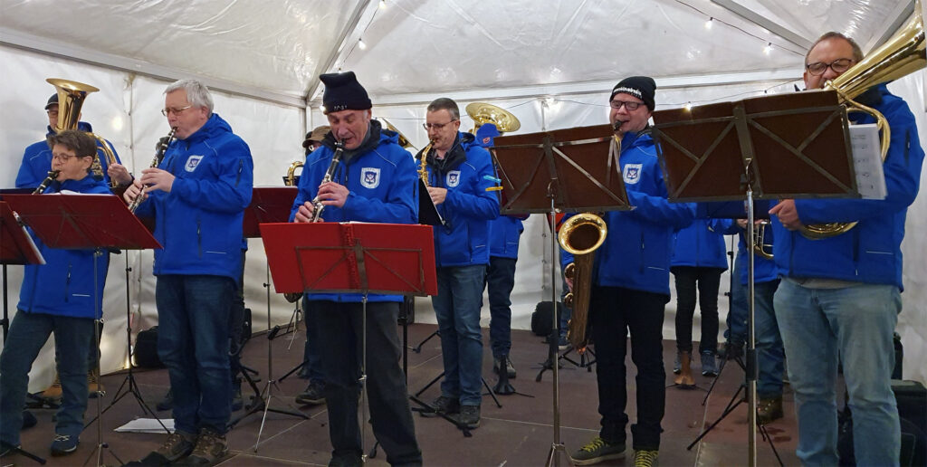 Die Fischertrachtenkapelle spielte am 29.11.2024 zur Erleuchtung der 1. Adventskerze in Gemünden.